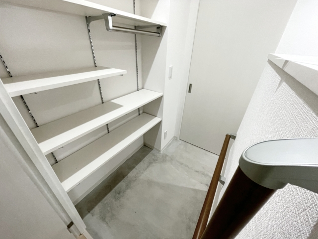 シューズクロークの可動棚設置で収納力アップ!スペース活用とレイアウト変更のメリットとは